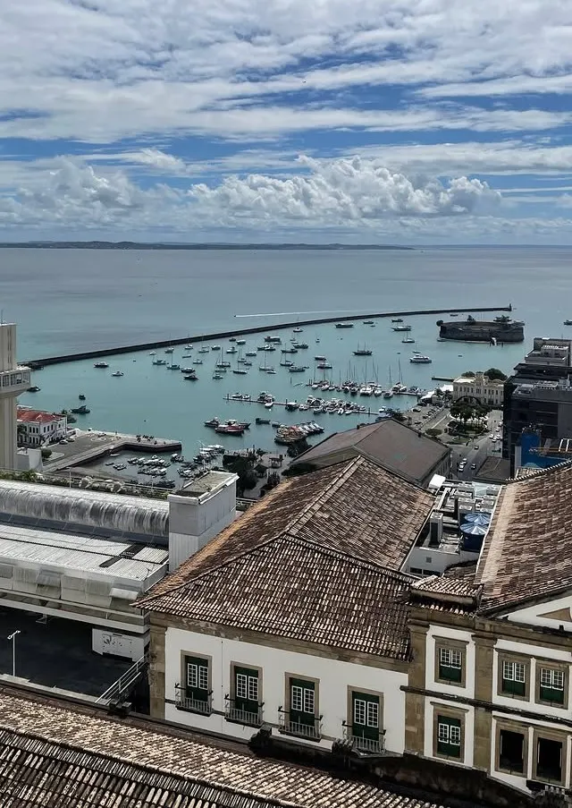 Baía de Todos os Santos com barcos ancorados, vista do alto do Centro Histórico