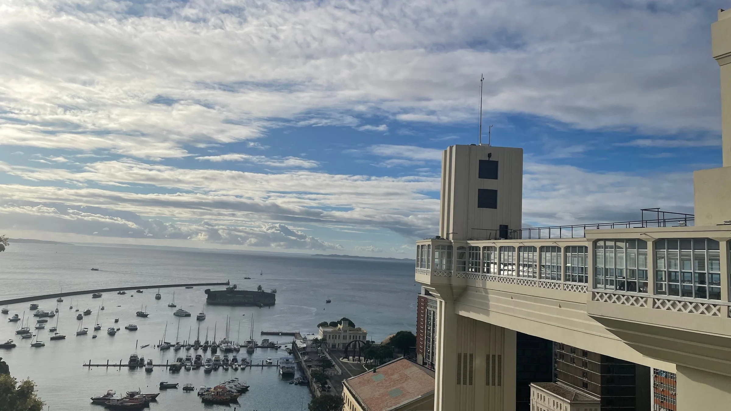 Elevador Lacerda e a Baía de Todos os Santos com barcos, vistos da Cidade Alta